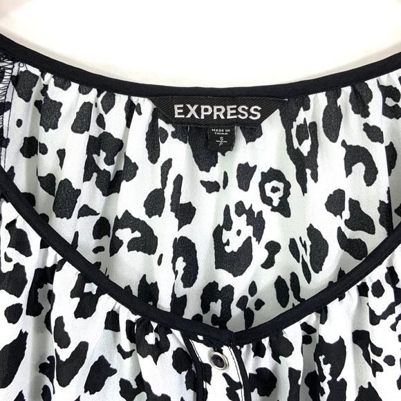 ♻️DONATED 7-9-25♻️ EXPRESS Animal Print Black & White Top Blouse G37 - Picture 4 of 8